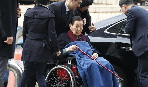 国这一回乐天企业创始人辛格浩坐不住了爱游戏app最新登录入口从大国到本(图2)
