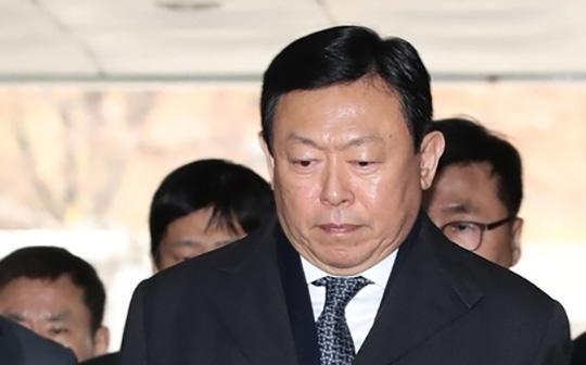 国这一回乐天企业创始人辛格浩坐不住了爱游戏app最新登录入口从大国到本(图3)