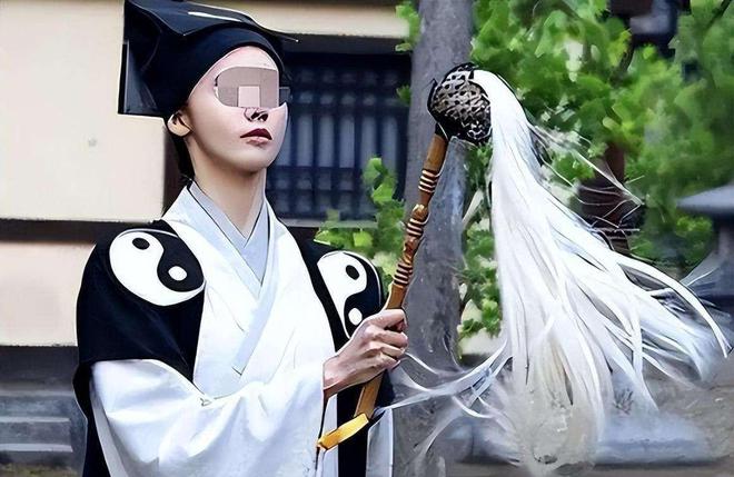 ：精通“胡媚术”九名男徒弟揭露其罪行爱游戏app安徽美女道士胡千慧被捕(图11)