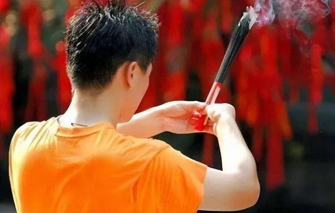 ：精通“胡媚术”九名男徒弟揭露其罪行爱游戏app安徽美女道士胡千慧被捕(图22)