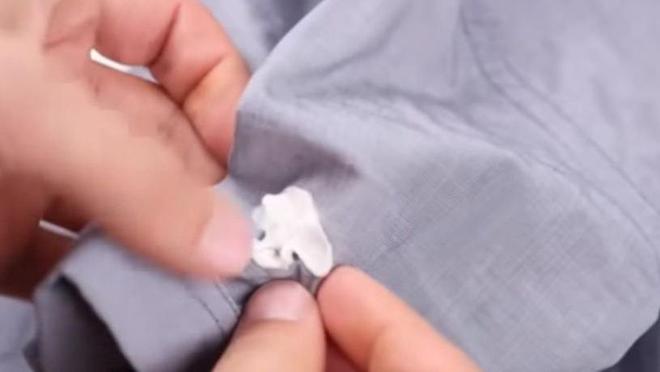 怎么办？教你一招让你一抠就掉！爱游戏网站入口口香糖粘在衣服上