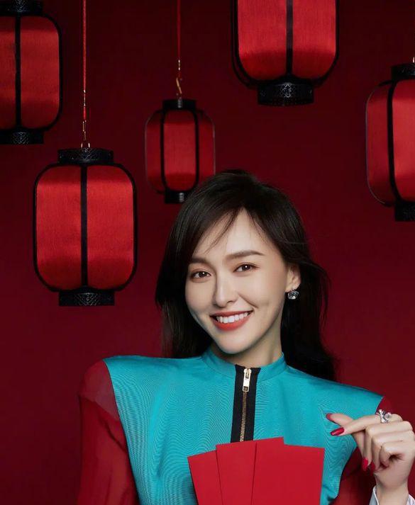 以蓝色和红色的拼接搭配为主爱游戏爱体育唐嫣的穿搭中(图2)