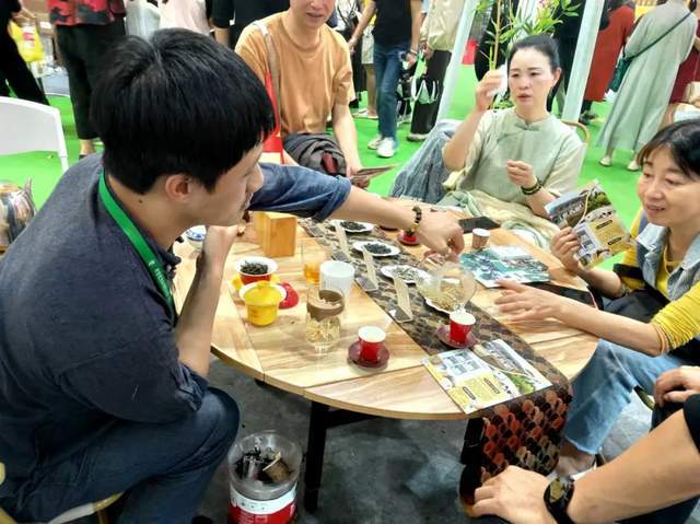 邻——在“一带一路”国际茶产品展区品读茶文化爱游戏app网站手机版一盏中国茶 万里尚为(图2)