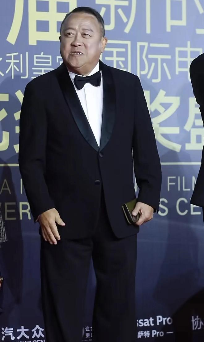 台上嚼口香糖与金沙总裁骑旋转木马挺幼稚爱游戏(ayx)曾志伟澳门参加电影节(图2)
