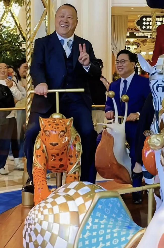 台上嚼口香糖与金沙总裁骑旋转木马挺幼稚爱游戏(ayx)曾志伟澳门参加电影节(图4)