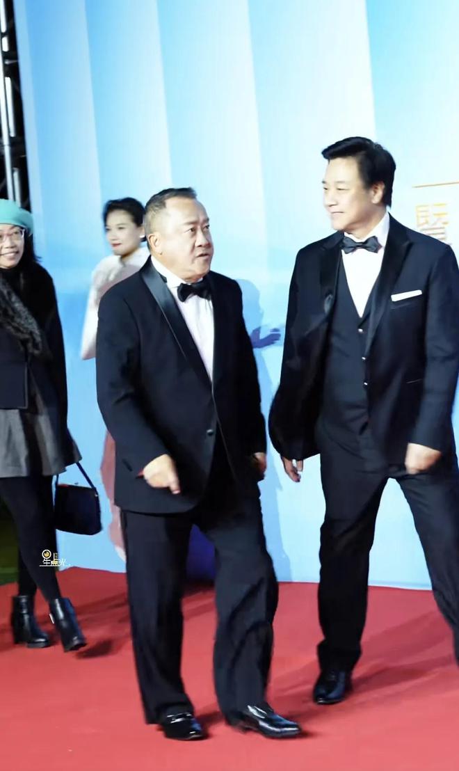 台上嚼口香糖与金沙总裁骑旋转木马挺幼稚爱游戏(ayx)曾志伟澳门参加电影节(图3)