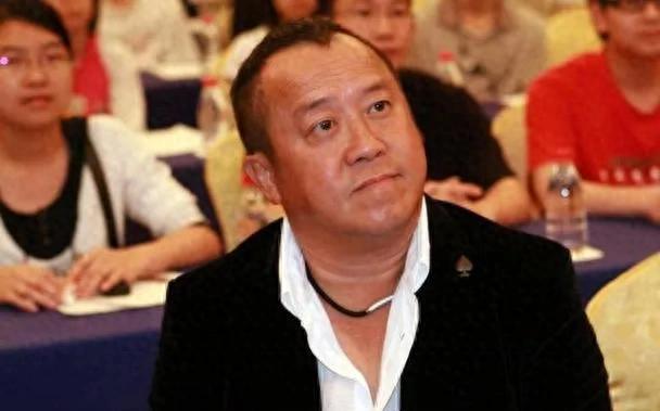 台上嚼口香糖与金沙总裁骑旋转木马挺幼稚爱游戏(ayx)曾志伟澳门参加电影节(图11)