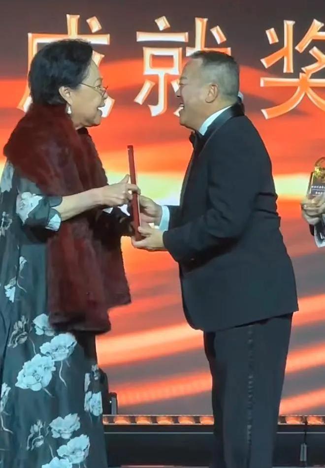 台上嚼口香糖与金沙总裁骑旋转木马挺幼稚爱游戏(ayx)曾志伟澳门参加电影节(图5)
