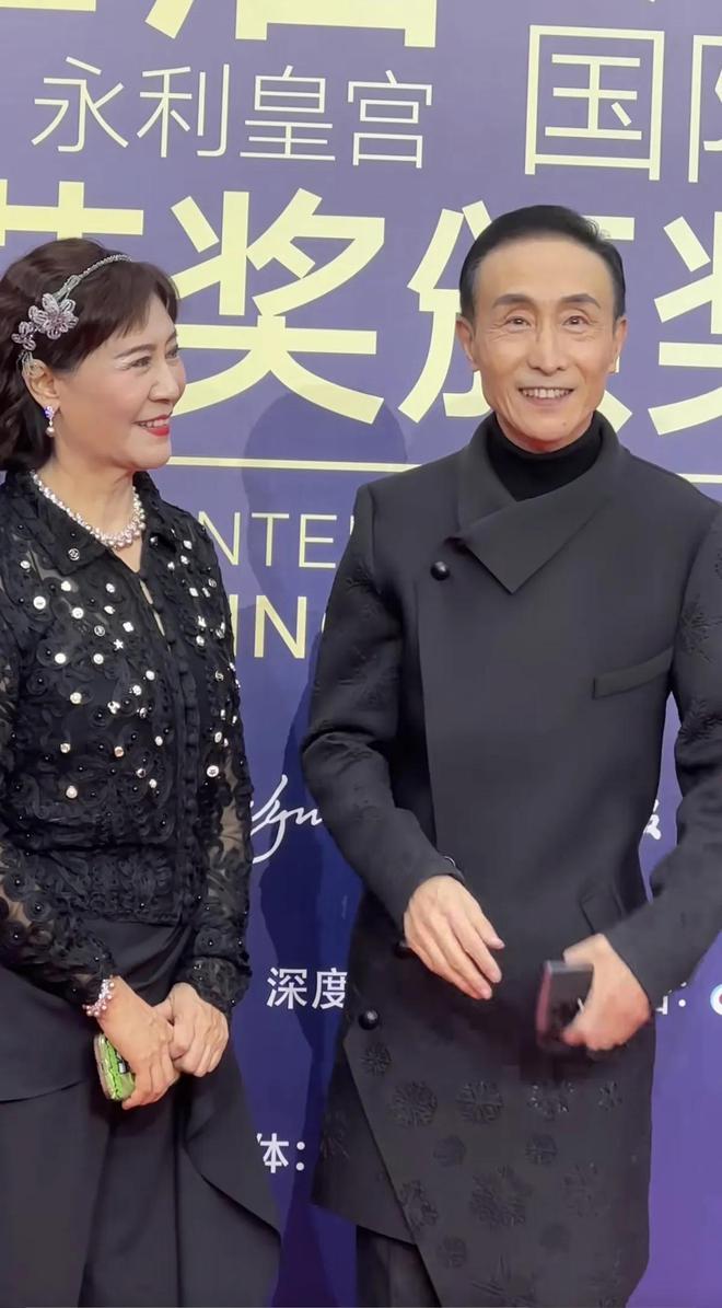 台上嚼口香糖与金沙总裁骑旋转木马挺幼稚爱游戏(ayx)曾志伟澳门参加电影节(图7)
