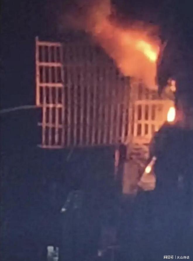 突发爆炸网友：湘潭也听到巨响以为放烟花…爱游戏app网站手机版长沙一小区一栋楼(图2)